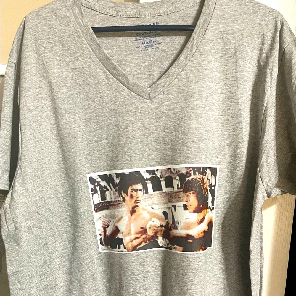 Men’s Gildan T-shirt size 1Xl in Gray and White